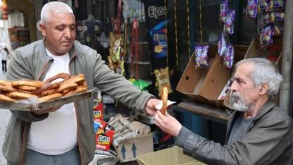 Simit tezgahından memur masasına