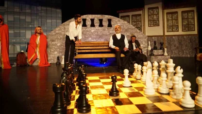 Erzurum Büyükşehir Belediyesi Şehir Tiyatrosu, perdelerini açtı