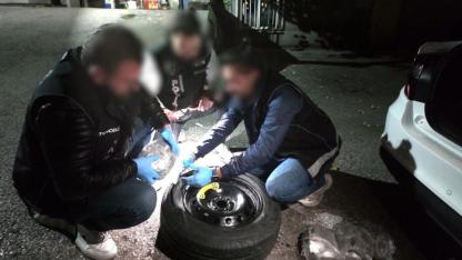 Stepneden 3 kilo 737 gram  uyuşturucu çıktı