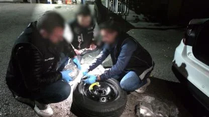 Stepneden 3 kilo 737 gram  uyuşturucu çıktı