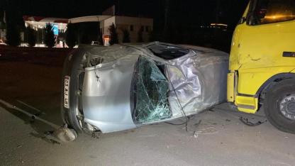 Takla atan araç park halindeki tıra çarptı