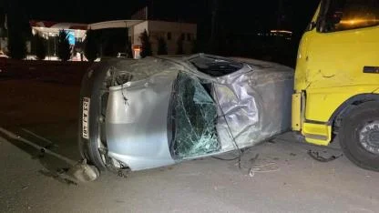 Takla atan araç park halindeki tıra çarptı