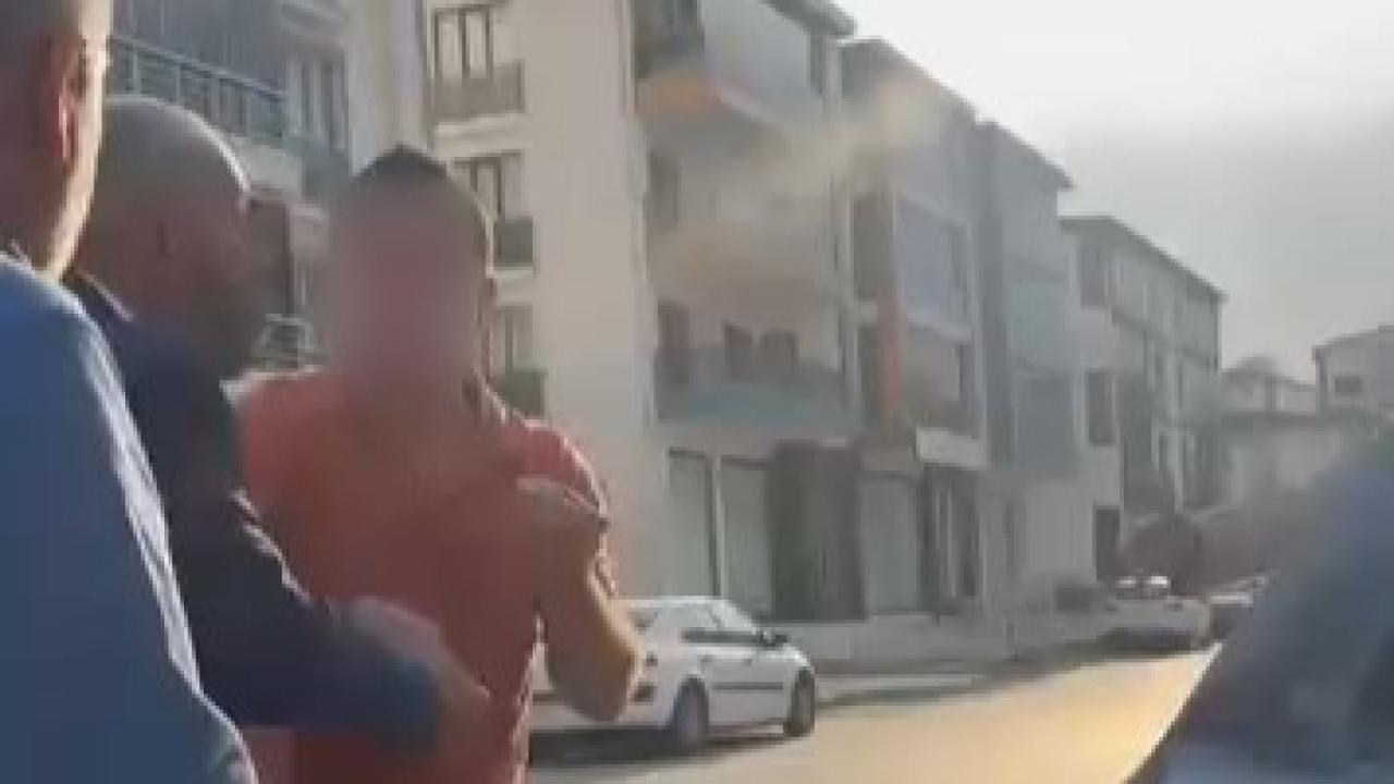 Tartıştığı sürücüye ve aracına saldırdı