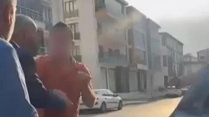 Tartıştığı sürücüye ve aracına saldırdı