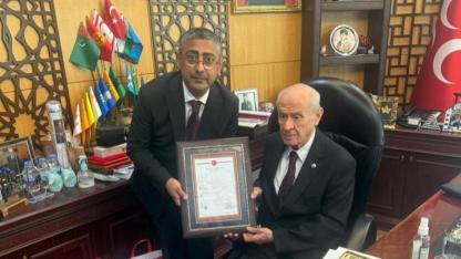 Teşkilat binasının tapusunu Genel Başkan Devlet Bahçeli’ye takdim ettiler
