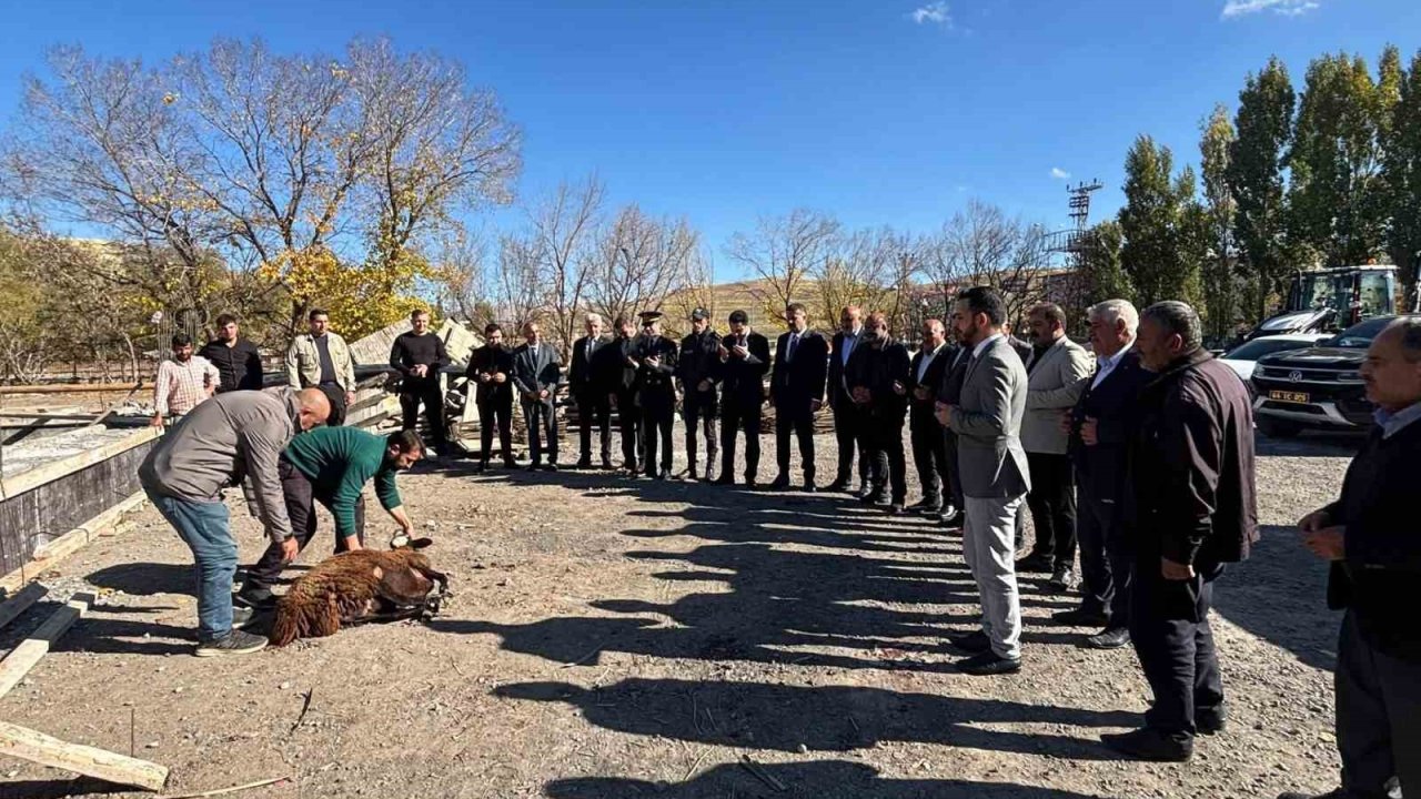 Tutak’ta hayvan pazarı yapılıyor