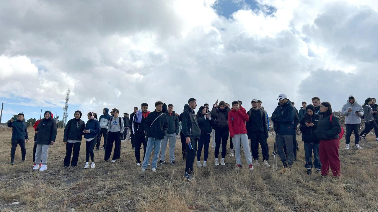 Üniversite öğrencileri kayak pistinde temizlik yaptı