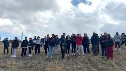 Üniversite öğrencileri kayak pistinde temizlik yaptı