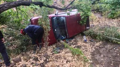 Virajı alamayan pikap şarampole uçtu: 2 yaralı