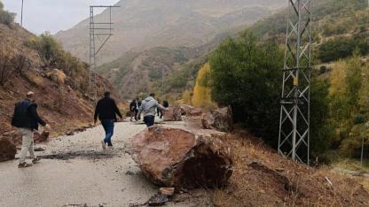 Yağışların ardından yamaçlardan kaya parçaları düştü