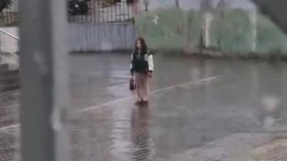 Yağmur altında İstiklal Marşı’nı okuyan öğrenci duygulandırdı