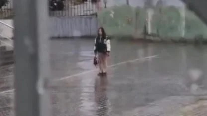 Yağmur altında İstiklal Marşı’nı okuyan öğrenci duygulandırdı