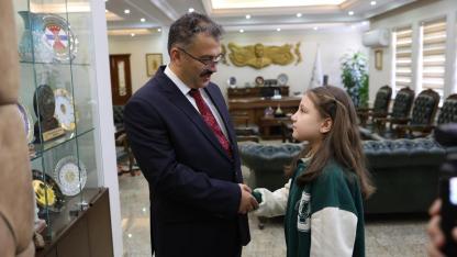 Yağmur altında İstiklal Marşı'nı okuyan öğrenci altınla ödüllendirildi