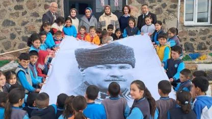 Yalınkaya İlkokulu’na Atatürk posteri ve Nutuk seti armağan edildi