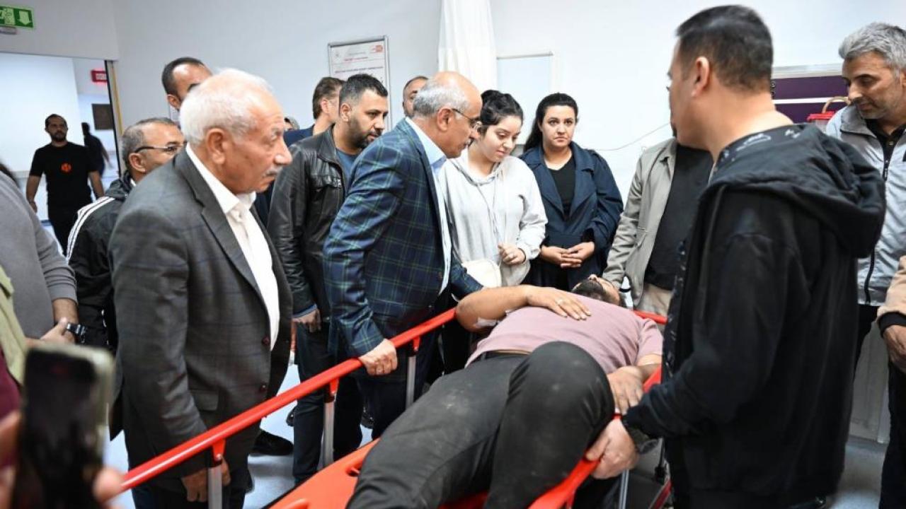 Yol yapım ekibini taşıyan minibüs kaza yaptı