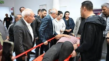 Yol yapım ekibini taşıyan minibüs kaza yaptı