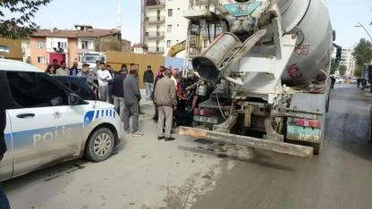 Yolun karşısına geçen kadına beton mikseri çarptı