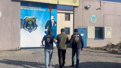 Kars'ta 19 yıl hapis cezasıyla aranan dolandırıcı yakalandı