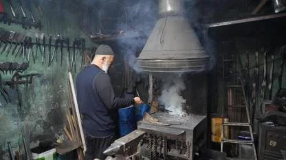 50 yıldır demir döverek geçimini sağlıyor