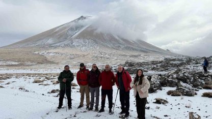 Ağrı Dağı’nda kar yağışına rağmen 27 dağcı tırmanışa geçti