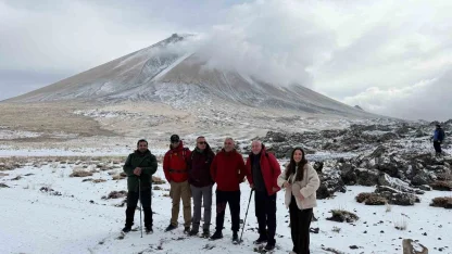 Ağrı Dağı’nda kar yağışına rağmen 27 dağcı tırmanışa geçti