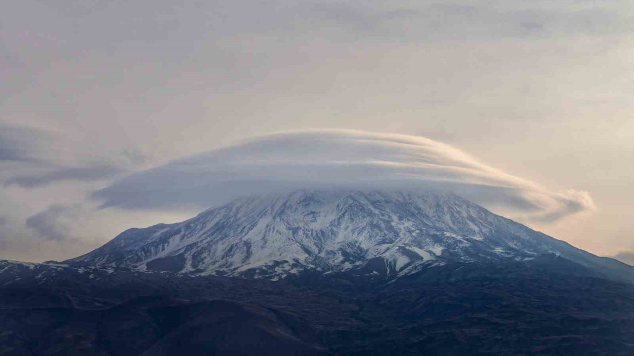 Ağrı Dağı’nda &quot;mercek bulutu&quot; hayran bıraktı