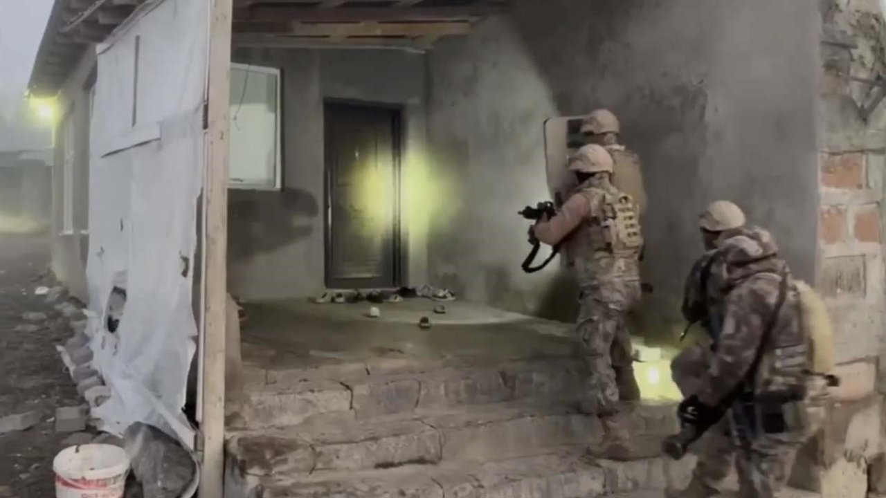 Ağrı’da KOM Şube’den nokta operasyon: Uzun namlulu silahlar ele geçirildi