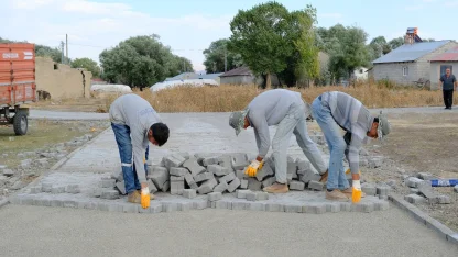 Ağrı’da köy yolları kilit parke taşıyla yenileniyor
