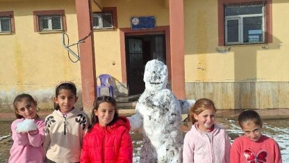 Ağrı’da öğrenciler yılın ilk kardan adamını yaptı