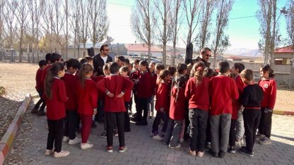 Köy köy dolaşarak çocuklara müziği sevdiriyor