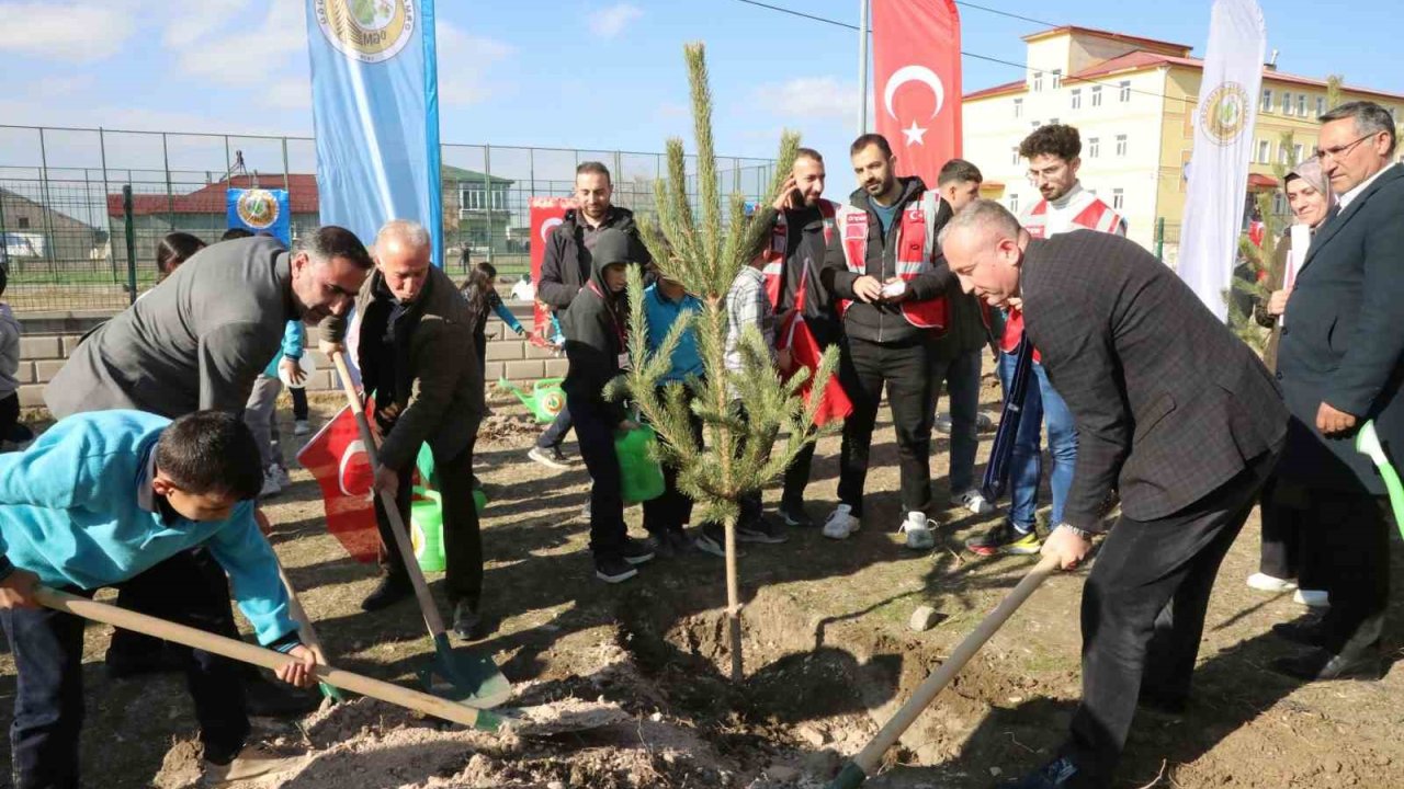 Ağrı’da &quot;Türkiye Yeşeriyor, Gazze Güçleniyor&quot; projesi kapsamında fidanlar toprakla buluşturuldu