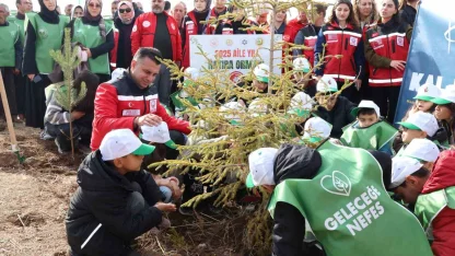 Aile Yılı’nda anlamlı buluşma: Aile Hatıra Ormanı’nda fidanlar toprakla buluştu