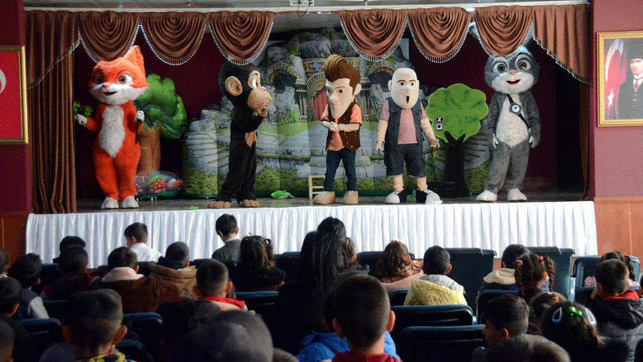 &quot;Akıllı Tavşan Momo ve Orman Dostları&quot; Sarıkamış&#039;ta çocuklarla buluştu