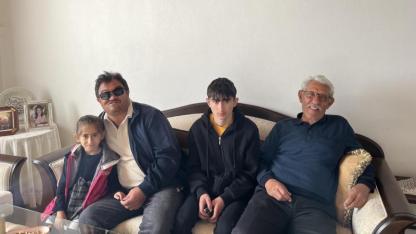 Çocuklarıyla birlikte öğretmenini ziyaret edip elini öptü