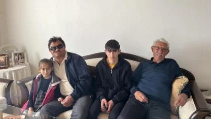 Akyaka’da vefalı öğrenci her yıl öğretmenin elini öperek, öğretmenler günü kutluyor