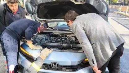 Aracın motor kısmına sıkışan yavru kedi kurtarıldı