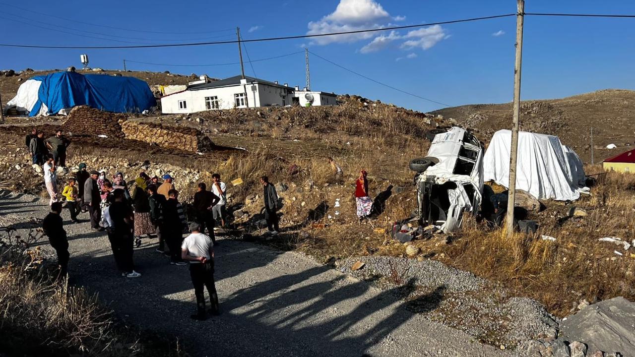 Ardahan&#039;da hafif ticari araç şarampole devrildi: 2 yaralı