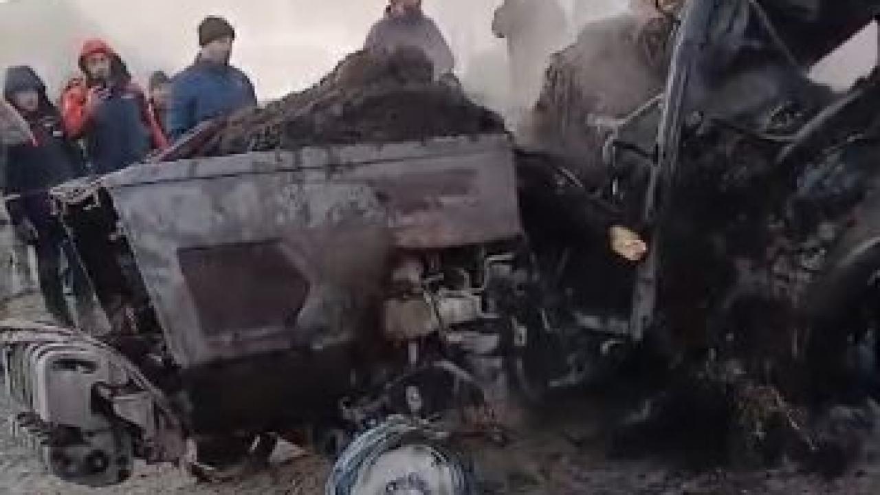 Ardahan’da korkutan yangın: 2 traktör ve ekipmanlar kül oldu