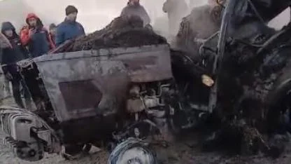 Ardahan’da korkutan yangın: 2 traktör ve ekipmanlar kül oldu