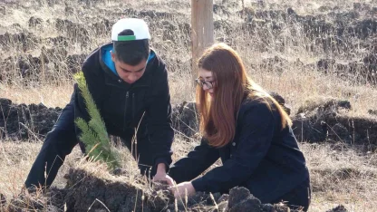 Ardahan’da toprakla buluşan fidanlara can suyu verildi