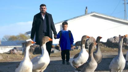 Atandığı köydeki tek öğrencisini geleceğe hazırlıyor