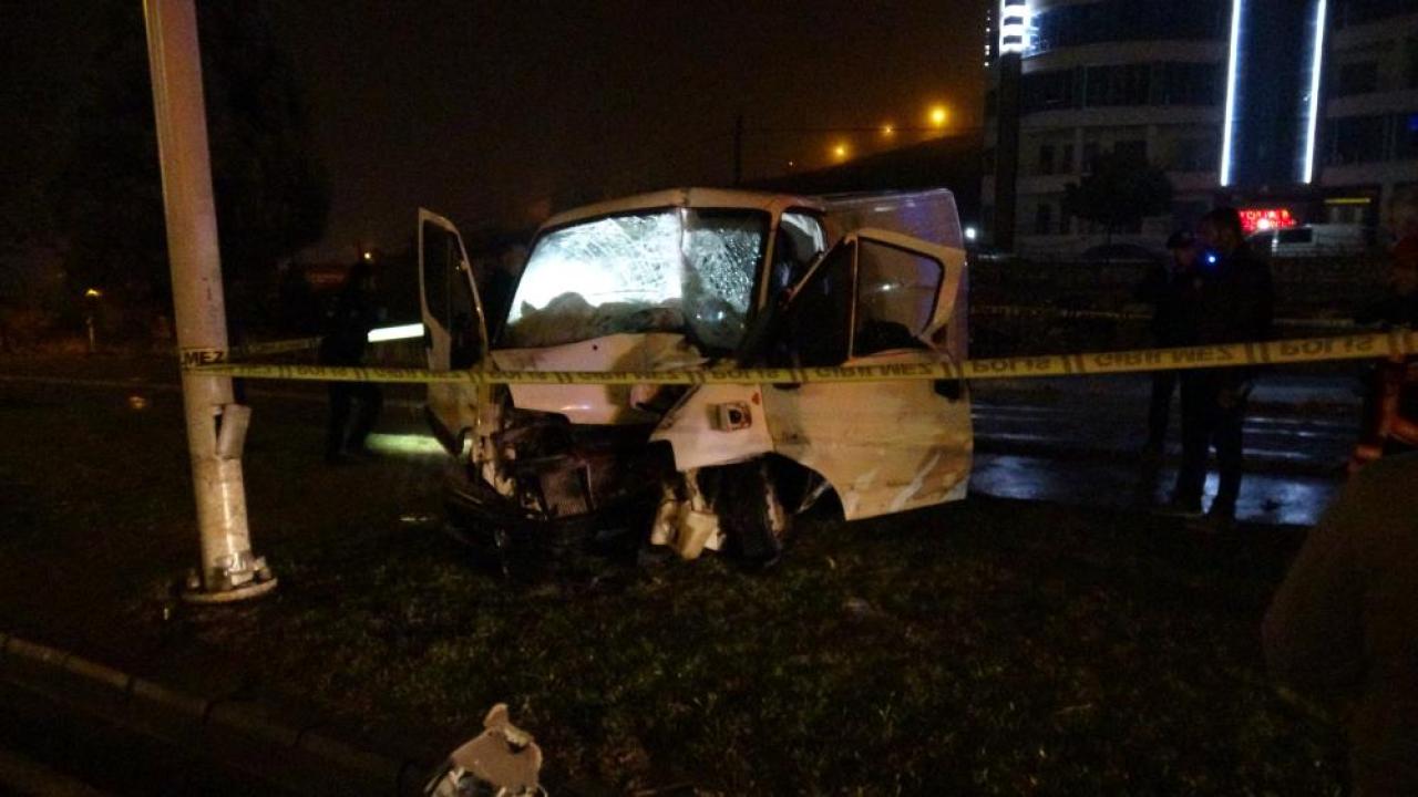 Aydınlatma direğine çarpan 18 yaşındaki sürücüsü hayatını kaybetti