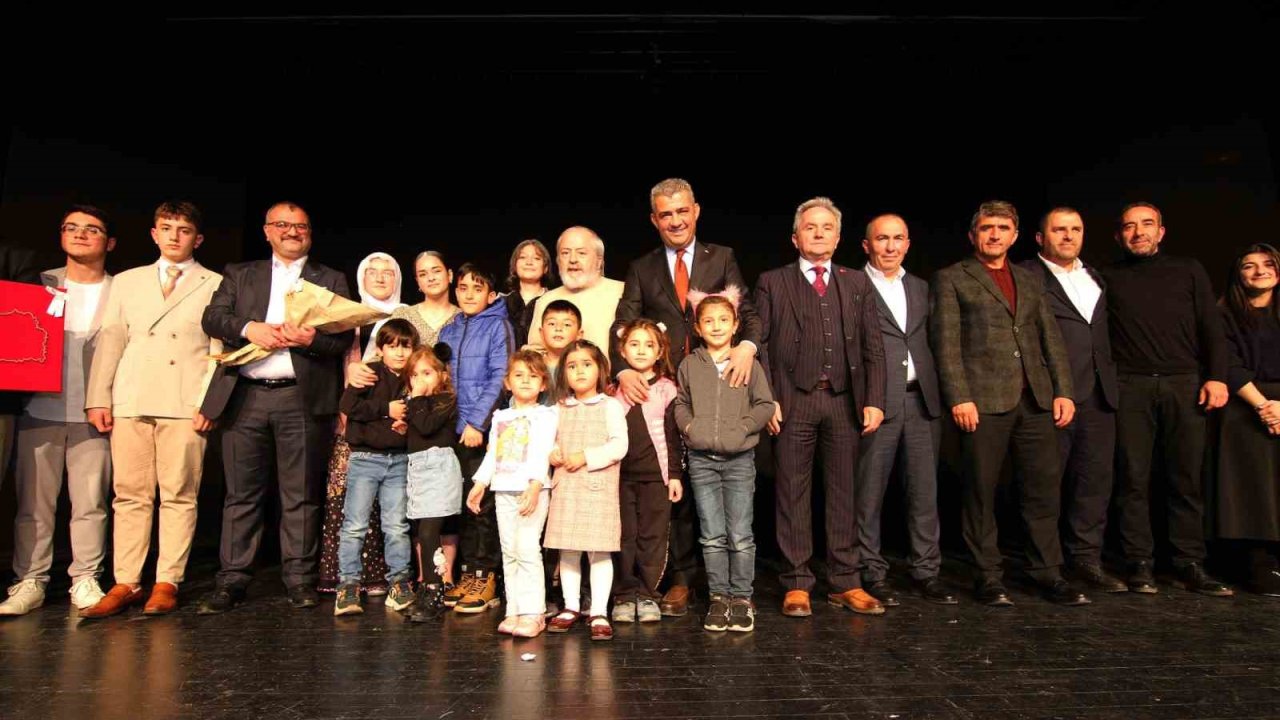 &quot;Bir Gün Değil Bir Gül’dür Öğretmen&quot; ayakta alkışlandı