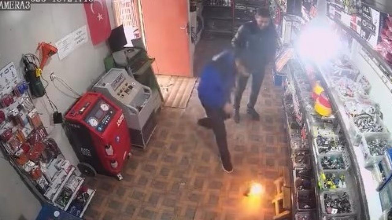 Çakmağı çaktı, bir anda alev aldı