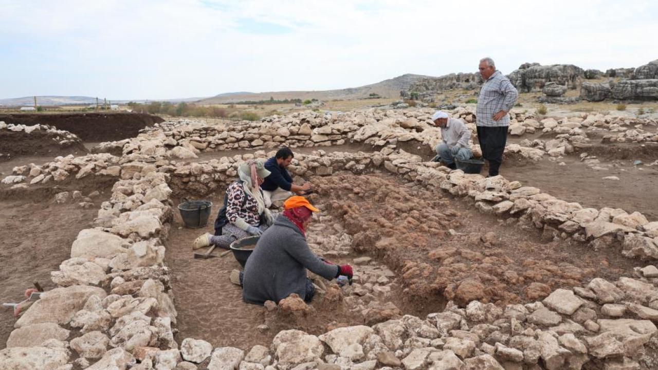 Çayönü Tepesi yerleşkesinde kazı çalışmaları devam ediyor
