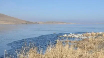 Çıldır Gölü donmaya başladı