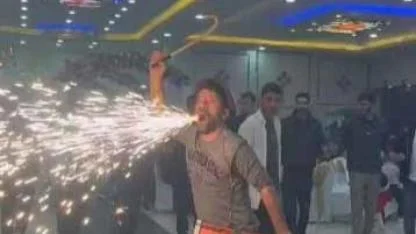 Çılgın davulcu, düğünlere renk katıyor