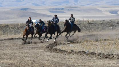 Cirit ve at yarışlarında sporcular kıyasıya mücadele etti