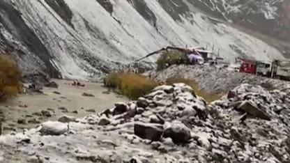 Düşen kayalardan kaçan araç Zap Suyu'na düştü