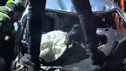 Erzurum’da otomobil hayvan yüklü kamyonla çarpıştı